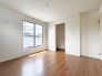 住宅街の２階南向きのお部屋です。日当たりはご覧のとおり。
