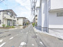 車通りの少ない閑静な住宅地、のびのびした子育てに適します。
