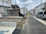 住民の方が主に利用する交通量少なめの道路に面してます。
