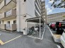 マンション敷地内の屋根付き駐輪スペース