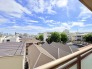 前面の住まいとの距離感があるから、圧迫感を感じません。
