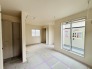 将来的には間仕切りして２部屋に変更可能な洋間。成長に合わせた間取り変更が可能なタイプ。
