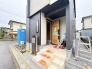 この扉を開けると、新築の木の匂いが待ってます。
