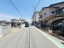 前面道路は歩道も整備され、小さなお子様にも安心です。
