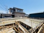 幹線道路から１本入った現地は、想像以上に静かに感じられます。
