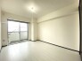 今からここを誰のお部屋にしようか、そんな洋室。大きさは6帖です。
