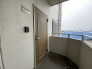 通行人を気にせず済む角部屋です。