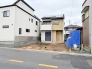 駐車が苦手な方にも嬉しい、広い道路に面した住まい。

