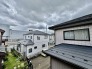 住宅街の中の一戸建て、あたりはほとんど住宅です。
