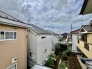 主に二階建てが中心の住宅街。近隣の屋根を高さを見ても、こちらの家と同じくらい。
