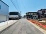 前面道路は歩道も整備され、小さなお子様にも安心です。
