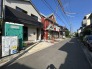 車通りの少ない閑静な住宅地、のびのびした子育てに適します。
