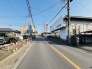 前面道路は歩道も整備され、小さなお子様にも安心です。
