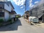 住民の方が主に利用する交通量少なめの道路に面してます。

