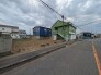 駐車が苦手な方にも嬉しい、前面８.２ｍ道路に面した住まい。
