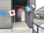 ポーチのついた新築分譲物件。玄関の印象はいかがでしょうか？入口からご覧ください。
