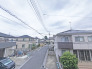 車通りの少ない閑静な住宅地、のびのびした子育てに適します。

