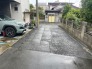 住民の方が主に利用する交通量少なめの道路に面してます。
