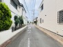 住民の方が主に利用する交通量少なめの道路に面してます。

