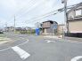幹線道路から１本入った現地は、想像以上に静かに感じられます。
