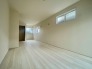 今からここを誰のお部屋にしようか、そんな洋室です。
