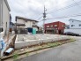 前面道路は歩道も整備され、小さなお子様にも安心です。
