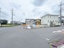 車通りの少ない閑静な住宅地、のびのびした子育てに適します。
