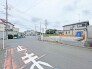駐車が苦手な方にも嬉しい、前面６ｍ道路に面した住まい。
