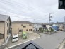 車通りの少ない閑静な住宅地、のびのびした子育てに適します。
