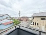 前面の住まいとの距離感があるから、圧迫感を感じません。
