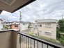 前面の住まいとの距離感があるから、圧迫感を感じません。

