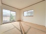 大きな窓から明るい日差しが差し込みます
