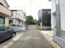 幅員の狭い道ですが、車通りの少ない住宅街に立地してます。
