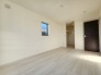 1号棟 どんな家具にでも相性が良い清潔感ある白色調のクロスを採用。主張しすぎない配色、耐久性にも優れた床材は日々のメンテナンスも楽に、快適に過ごして頂けるよう考えられています。
 2024/01/29m