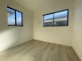 どんな家具にでも相性が良い清潔感ある白色調のクロスを採用。主張しすぎない配色、耐久性にも優れた床材は日々のメンテナンスも楽に、快適に過ごして頂けるよう考えられています。

2面採光を確保した明るい室内は、爽やかな風を感じる居心地の良い空間です。

