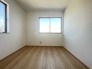 2号棟 どんな家具にでも相性が良い清潔感ある白色調のクロスを採用。主張しすぎない配色、耐久性にも優れた床材は日々のメンテナンスも楽に、快適に過ごして頂けるよう考えられています。

