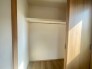 衣類の整理整頓に嬉しいクローゼット付きのお部屋。お子様のお部屋としても便利です。
