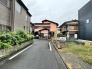 通りから入ったプライベート空間で落ち着いた雰囲気でお住いになる。敷地部分でお子様の遊ぶスペースや駐車スペースに活用できます。
前面道路と現地