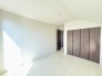 大きな開口部から明るい光が差し込む、日中の室内の明るさがこの部屋の魅力です。
