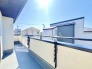 南側のお部屋から出入りできる、奥行きのあるワイドバルコニー。心地よい陽射しと暖かな風を楽しむことが出来ます。
