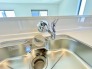 時短に活躍する食器洗浄機や一杯の水も楽しめる浄水器があるシステムキッチン。
