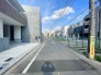 目の前の道路は交通量も少ない住宅街です。