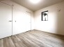 今からここを誰のお部屋にしようか、そんな洋室。大きさは5.25帖です。

