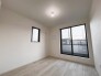 今からここを誰のお部屋にしようか、そんな洋室。大きさは5.25帖です。

