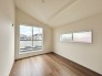 大きな開口部から明るい光が差し込む、日中の室内の明るさがこの部屋の魅力です。
