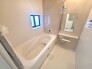 B号棟 一緒にお風呂に入っている子供達の声がリビングまで聞こえてきそうな広々とした１坪バス
