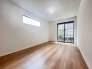 4号棟 ゆとりの7帖ある寝室、陽光が入りやすく朝の目覚めも気持ち良く起こしてくれます。
