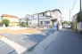 5号棟 戸建てが立ち並ぶ静かな住宅街。四季折々の移り変わりを感じながら自然と楽しみ、暮らす、そんな毎日を日々の中で感じられる住環境
