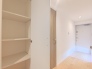 廊下部分にも収納がございます。
他にも収納スペースがしっかり確保されており、片付け上手なお家となっております。