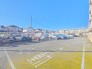 マンションの敷地内に平面駐車場あり！
